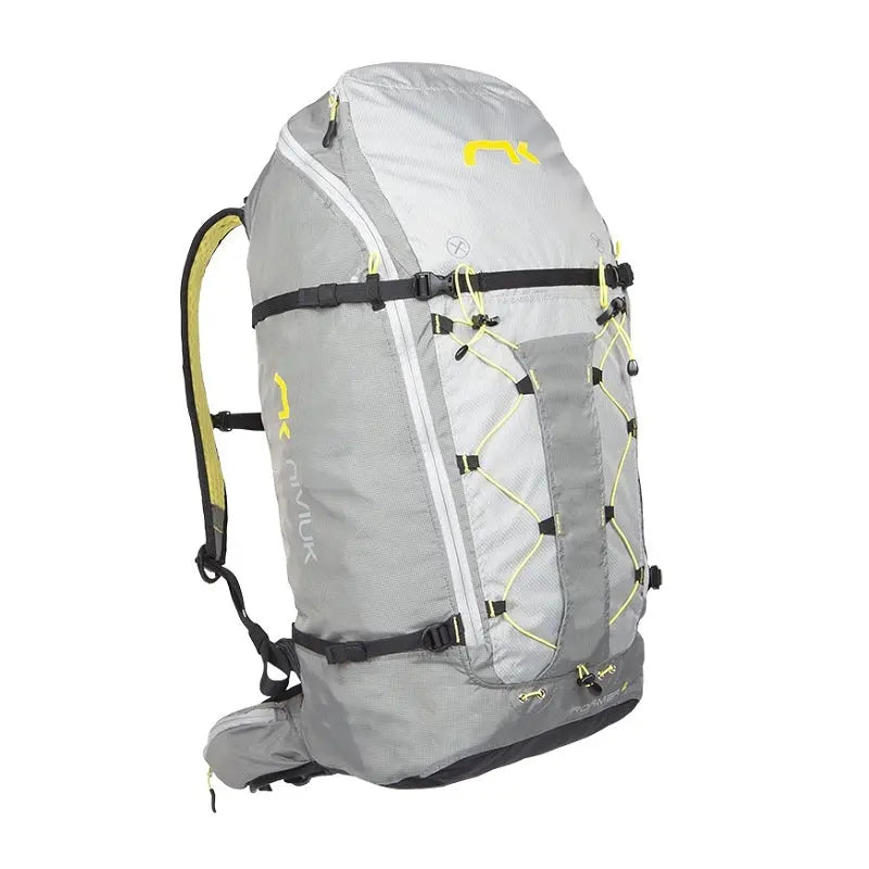 Niviuk Roamer 2 Hike&Fly Gurtzeug, innovatives graues Rucksack-Gurtzeug mit gelben Trägern, optimal für Bergabenteuer und komfortables Gleitschirmfliegen.