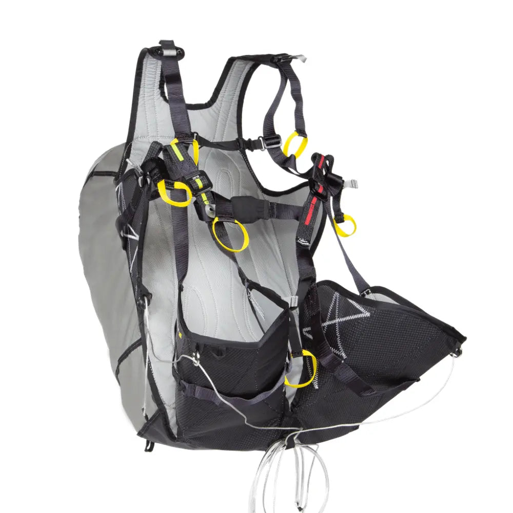 Niviuk Roamer 2 Hike&Fly Gurtzeug, detailreicher Gleitschirmrucksack mit innovativem Lastverteilungssystem und optionalem Airbag, ideal für abenteuerliche Hike&Fly-Erlebnisse.