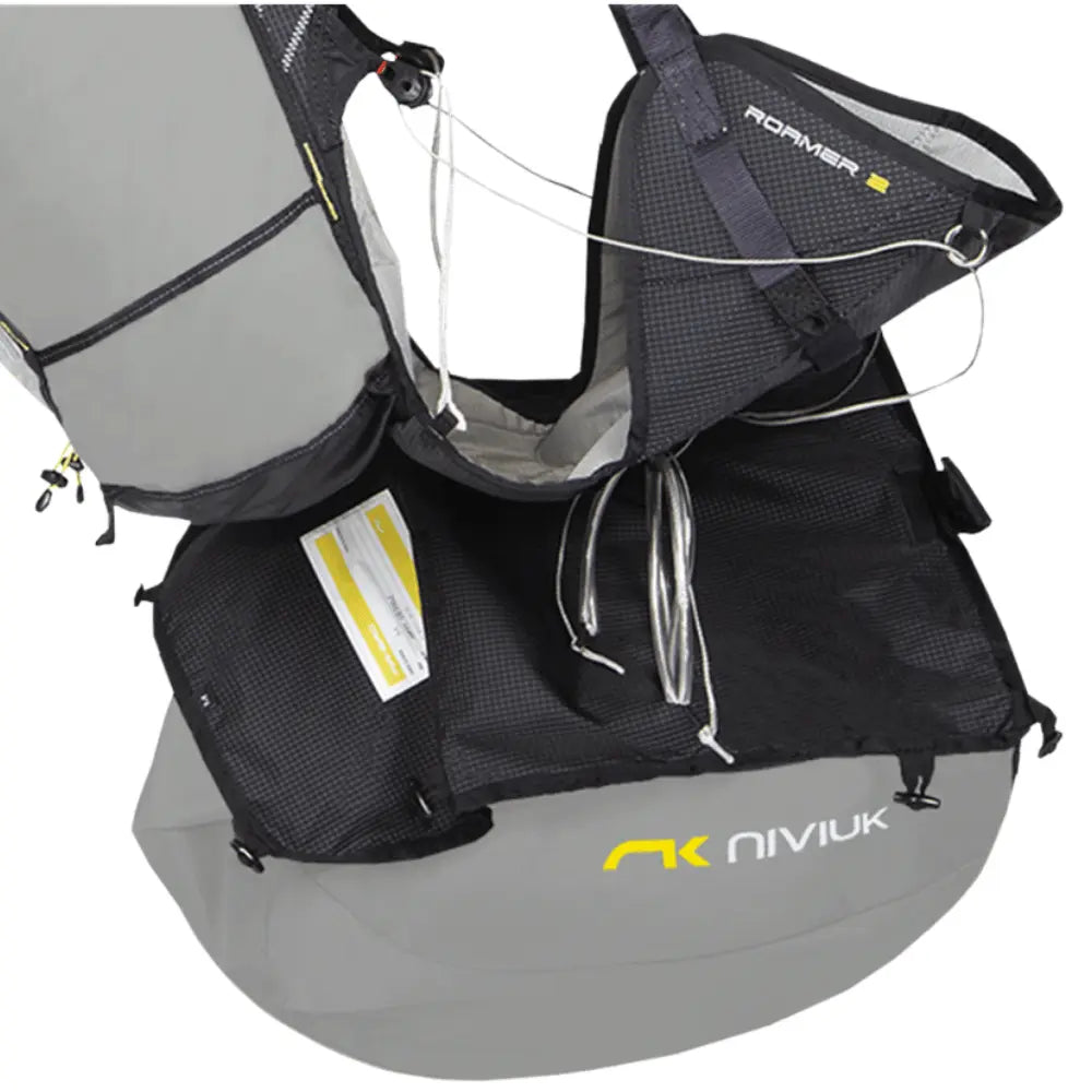 Niviuk Roamer 2 Hike&Fly Gurtzeug, ein ergonomisches, graues und schwarzes Gleitschirmgurtzeug mit innovativer Lastverteilung und optionalem Airbag, ideal für Abenteurer.