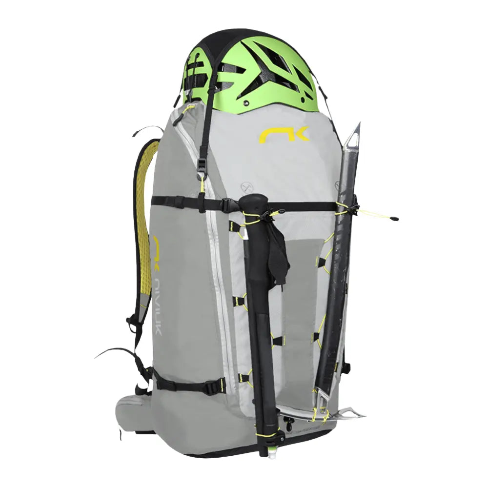 Niviuk Roamer 2 Hike&Fly Gurtzeug mit Helm, bietet innovatives, komfortables Design für Abenteuer, ideal für Gleitschirmfliegen und leicht transportierbar.