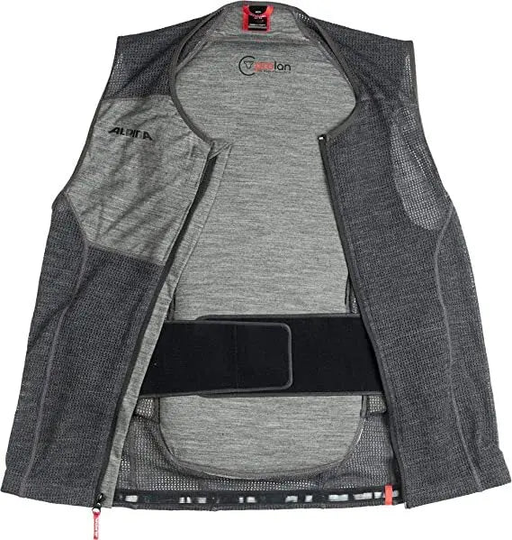 ALPINA Rückenprotektor Weste PROLAN mit schwarzen Trägern, atmungsaktiv und ergonomisch, ideal für sicheres Gleitschirmfliegen, aus europäischer Schafswolle für optimale Klimaregulierung.