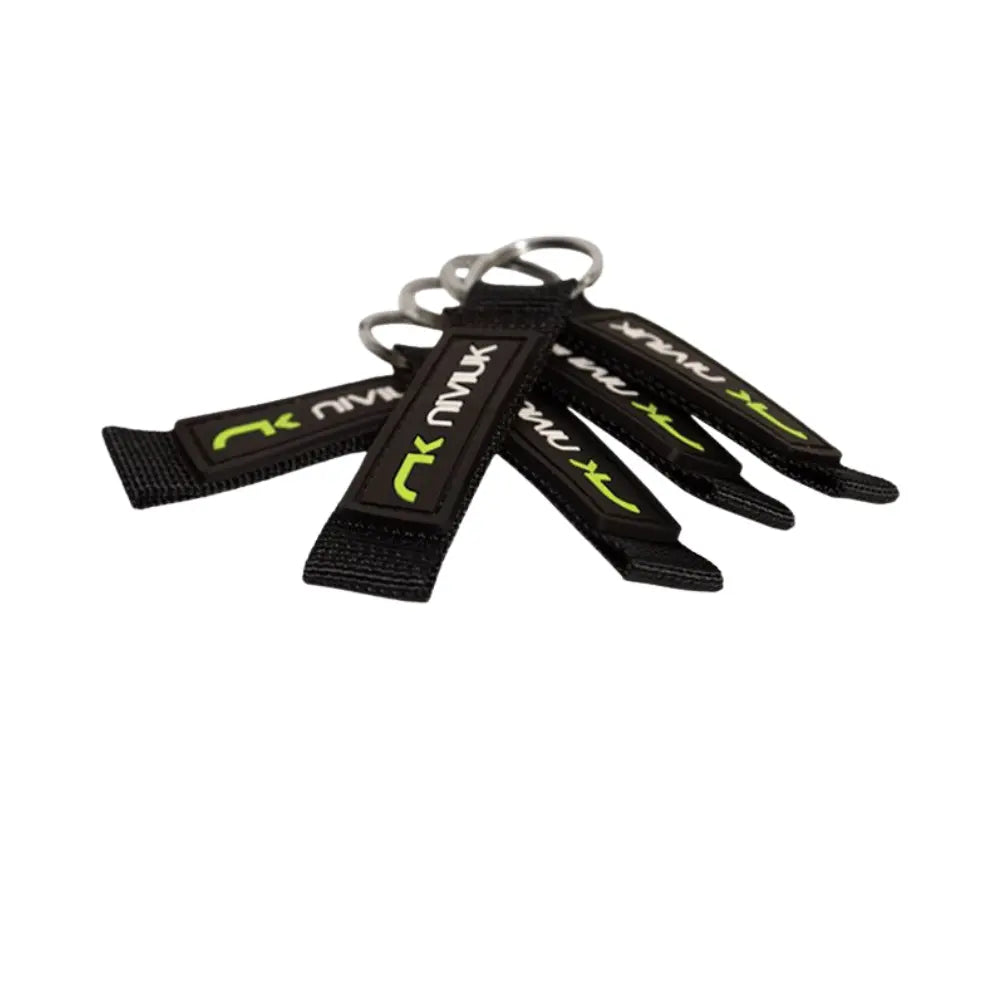 Niviuk Schlüsselanhänger mit grünem Logo auf schwarzem Stoff, ideal als Paragliding-Zubehör für Schlüssel oder Taschen, robust und leicht für Gleitschirm-Enthusiasten.
