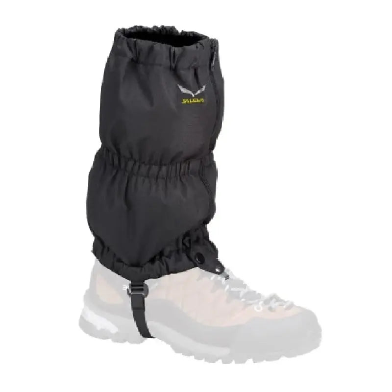 Schwarze Salewa Gamaschen Mittellang über einem Stiefel, schützen verlässlich vor Regen und Schnee, ideal für Wandern und Bergaktivitäten, erhältlich bei Paragliding24.ch.
