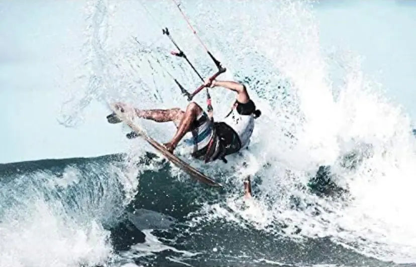 Sicherheits- und Rettungsmesser KiteKnife für Gleitschirm- und Kitesurf-Notfälle, gezeigt im Einsatz beim Surfen für präzises Schneiden in kritischen Situationen.