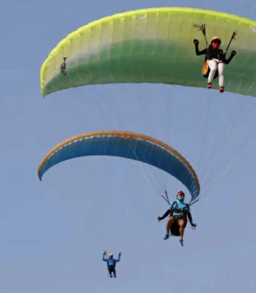 Sicherheits- und Rettungsmesser KiteKnife beim Paragliding, ideal zum Durchtrennen von Leinen in Notsituationen, mit scharfen Edelstahl-Klingen und praktischem Trageetui.