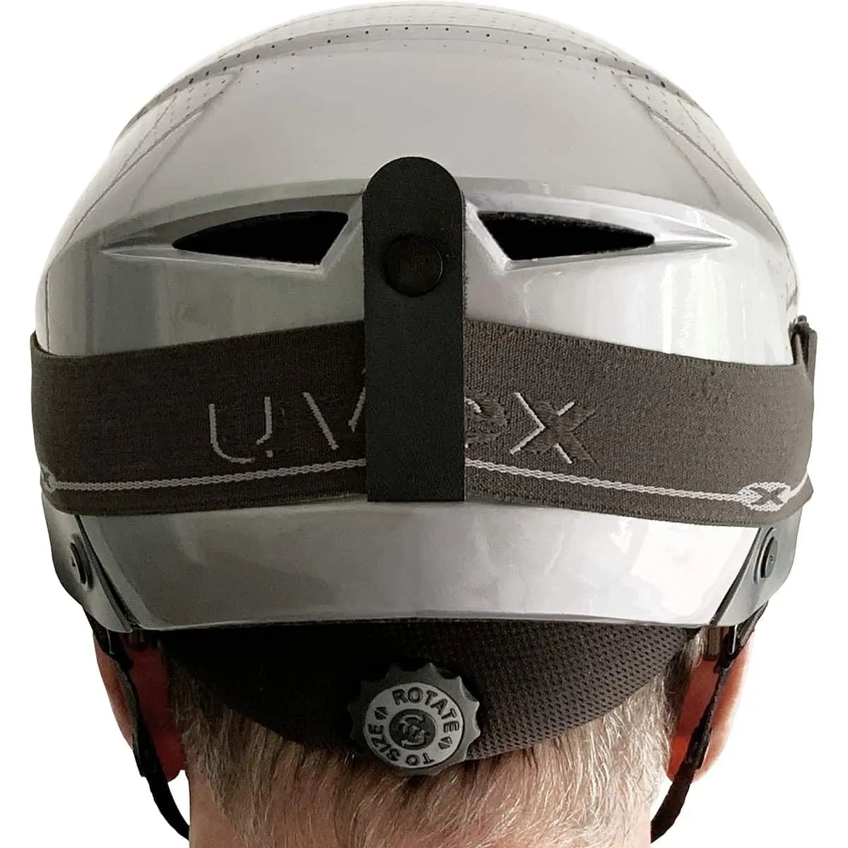 Charly Helm Skibrillenhalterung, universelle Befestigung für Helme, fixiert Skibrillenbänder sicher. Einfaches Anbringen dank selbstklebendem Velcro und Druckknopfverschluss.