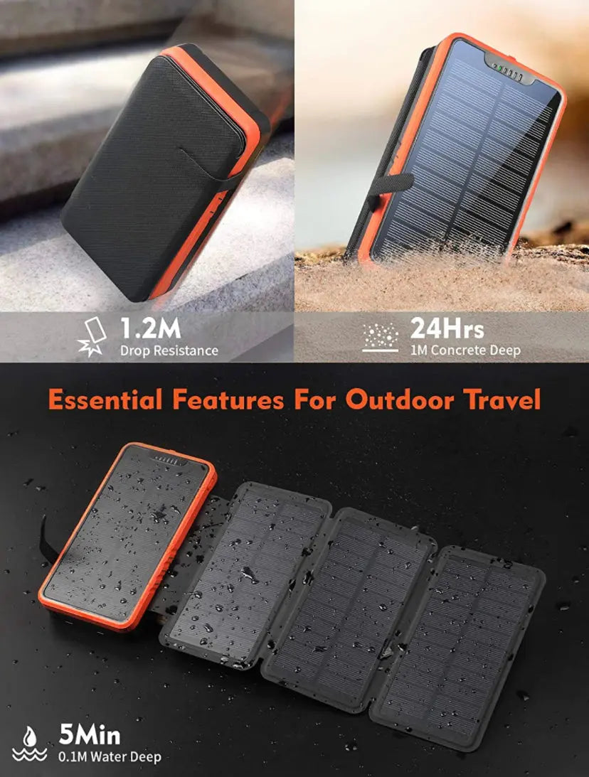 Solar Powerbank 26'800mAh mit Wassertropfen auf Solarmodulen, ideal für unterwegs und Gleitschirmfliegen, ausgestattet mit vier faltbaren Solarmodulen für effiziente Energieversorgung.