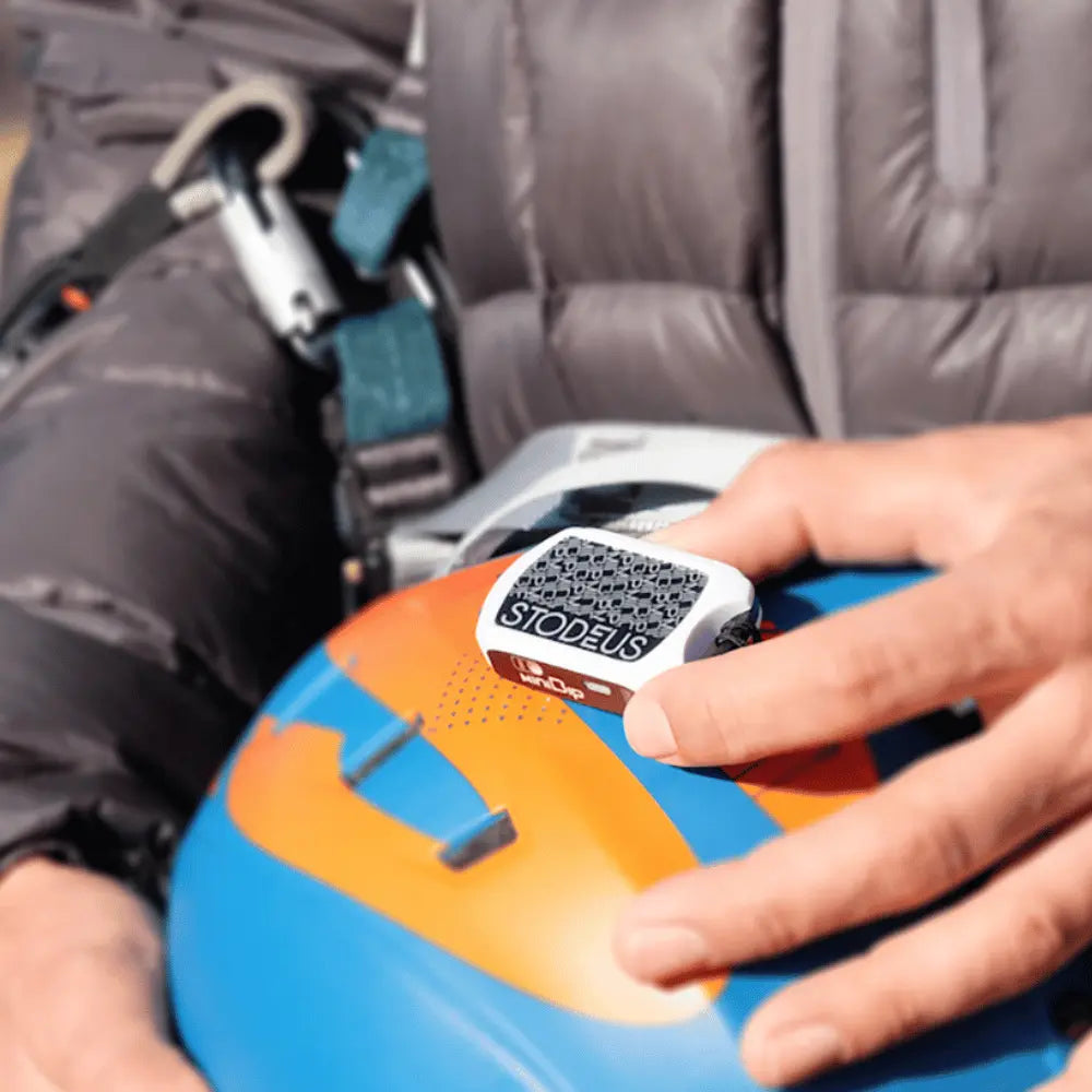 Person hält das miniBip Vario, ein kompaktes, leichtes Audiovariometer für Gleitschirmflieger, ideal für Anfänger und Hike&Fly-Abenteuer.