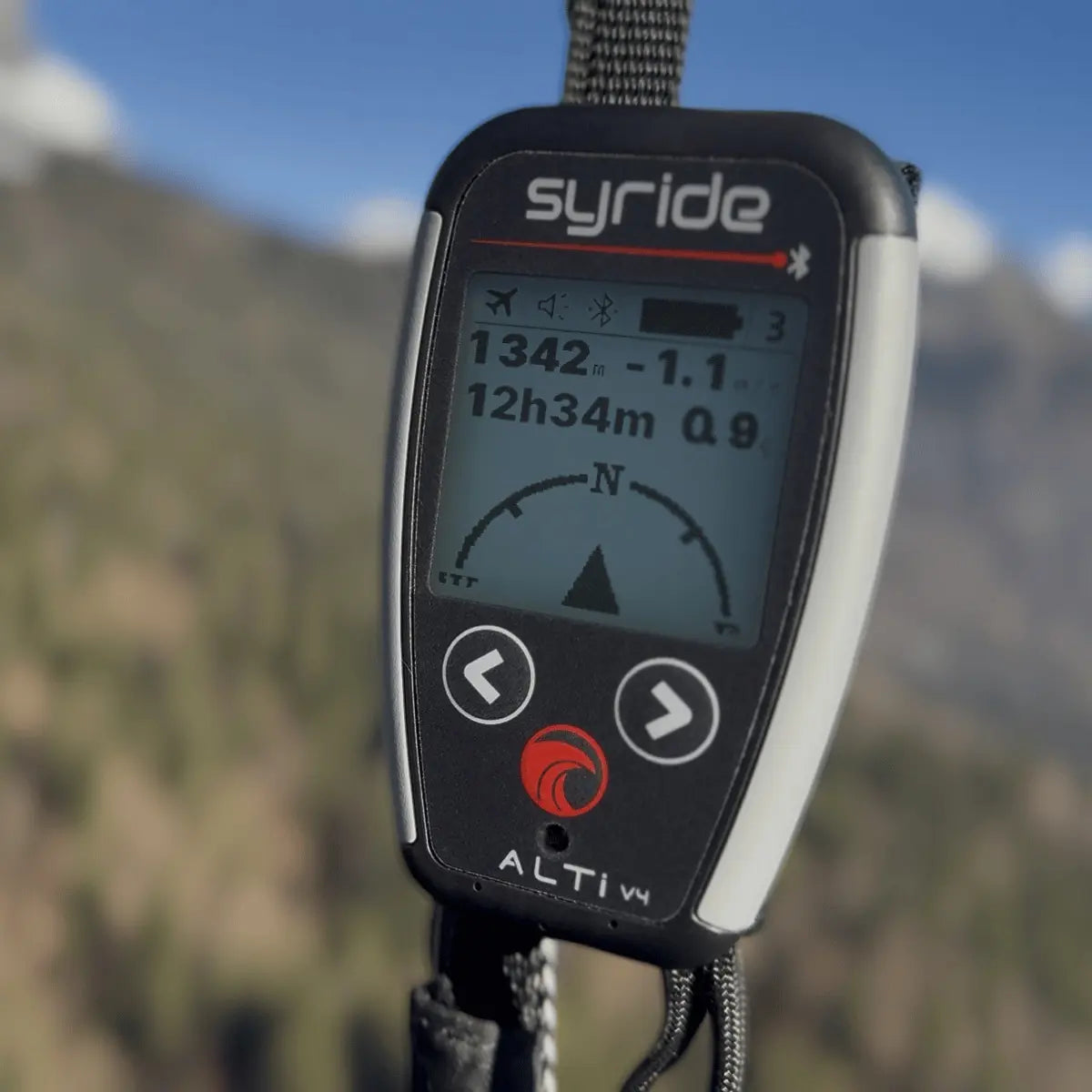 Syride Alti V4 Vario mit schwarzem und weißem Gehäuse, detailliertem Display und Kompassanzeige, ideal für Gleitschirmflieger.