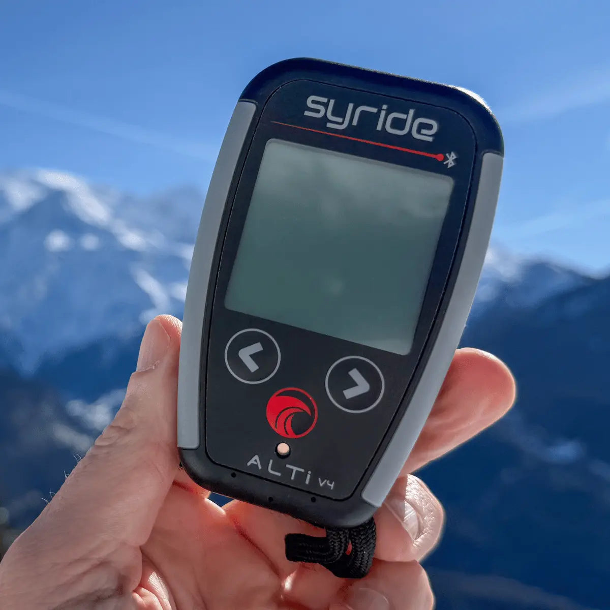 Syride Alti V4 Ultraleichtes Alti Vario: Schwarzes und graues Vario-Messgerät mit großem Display, das Höhe, Steigrate und Flugdaten anzeigt, mit Bedientasten.