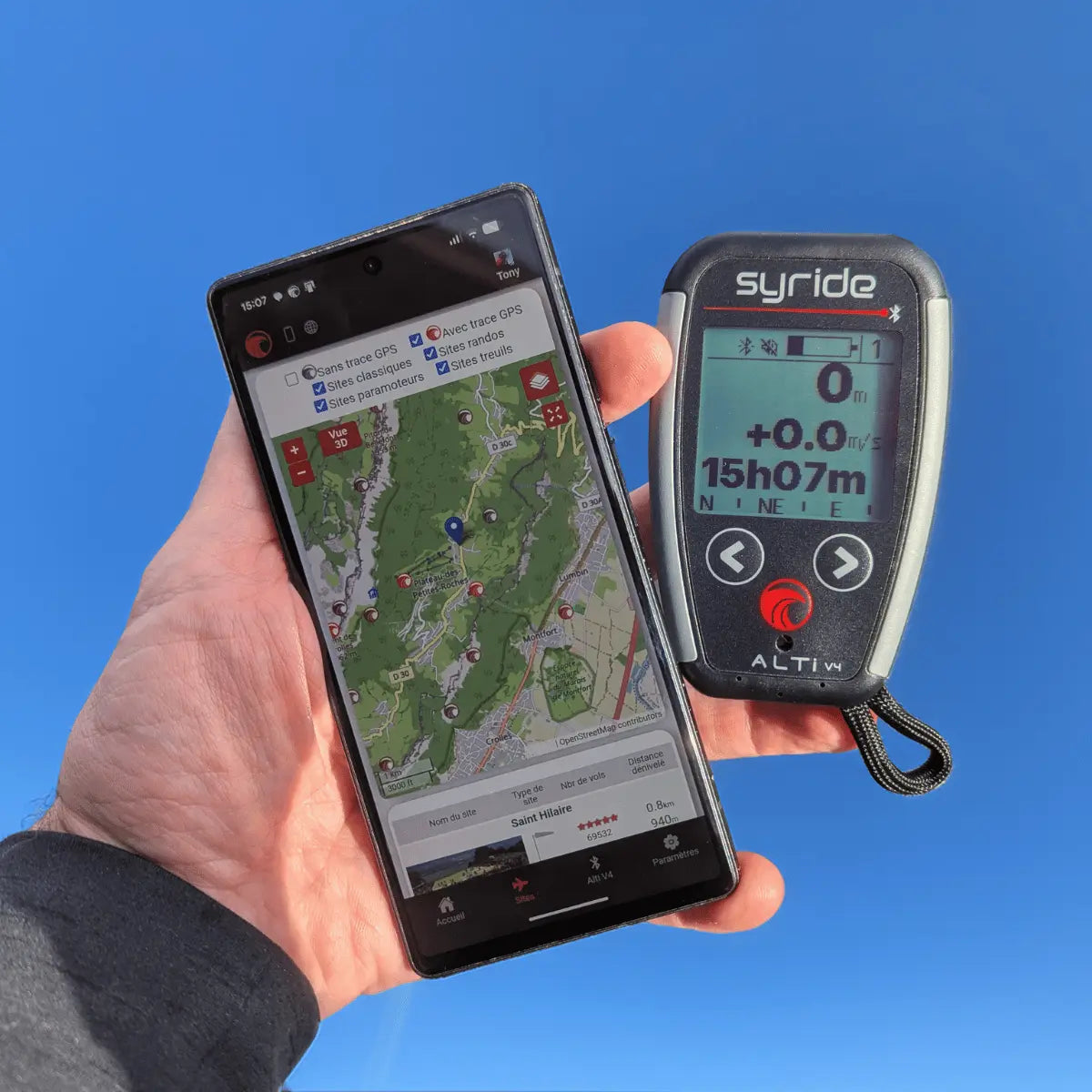Syride Alti V4 Ultraleichtes Alti Vario in Schwarz mit Schnur, daneben ein Smartphone mit Karte