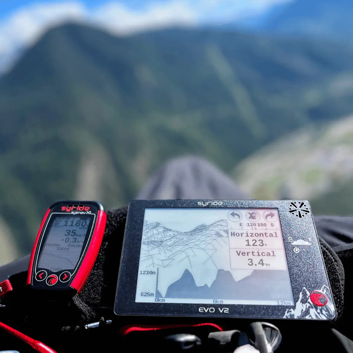 Syride Evo V2 Variometer mit digitalen Anzeigen für Horizontale und Vertikale Flugwerte, ideal für Gleitschirmflieger im Outdoor-Berggebiet bei Paragliding24.ch.
