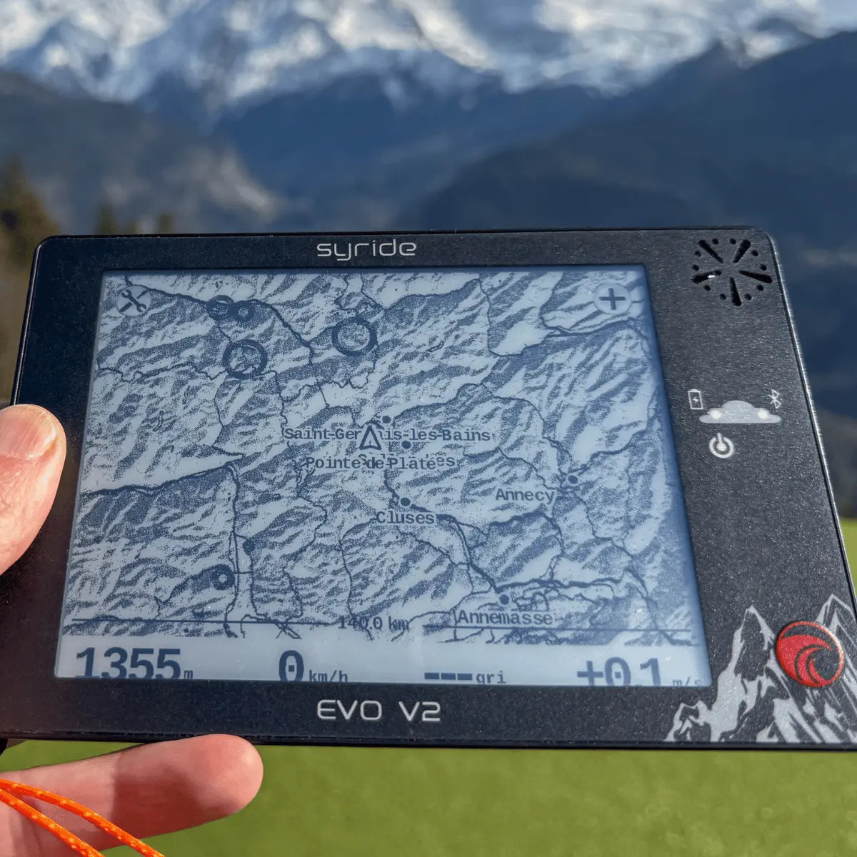 Syride Evo V2 Variometer für Gleitschirmfliegen mit digitaler Höhenanzeige, Windgeschwindigkeitsanzeige und 3D-Geländekarte, ideal für Hike & Fly und Paragliding.