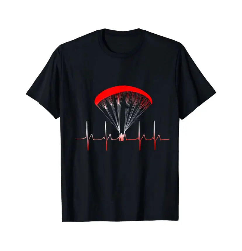 Schwarzes T-Shirt mit rotem Fallschirmmotiv, genannt Herzlinie, ideal für Paraglider und Gleitschirmpiloten, erhältlich bei Paragliding24.ch.