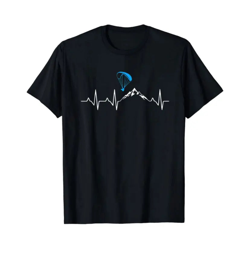 Schwarzes Herzlinie Paragliding T-Shirt mit blauem Fallschirm-Motiv, ideal für Gleitschirmflieger. Perfekt für Paraglider und Sportliebhaber.