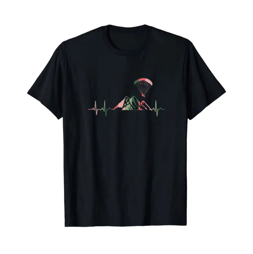 Schwarzes Paragliding T-Shirt Herzlinie mit Berg- und Fallschirmmotiv, ideal für Gleitschirmflieger. Perfekt für Piloten und Paragliding-Enthusiasten.