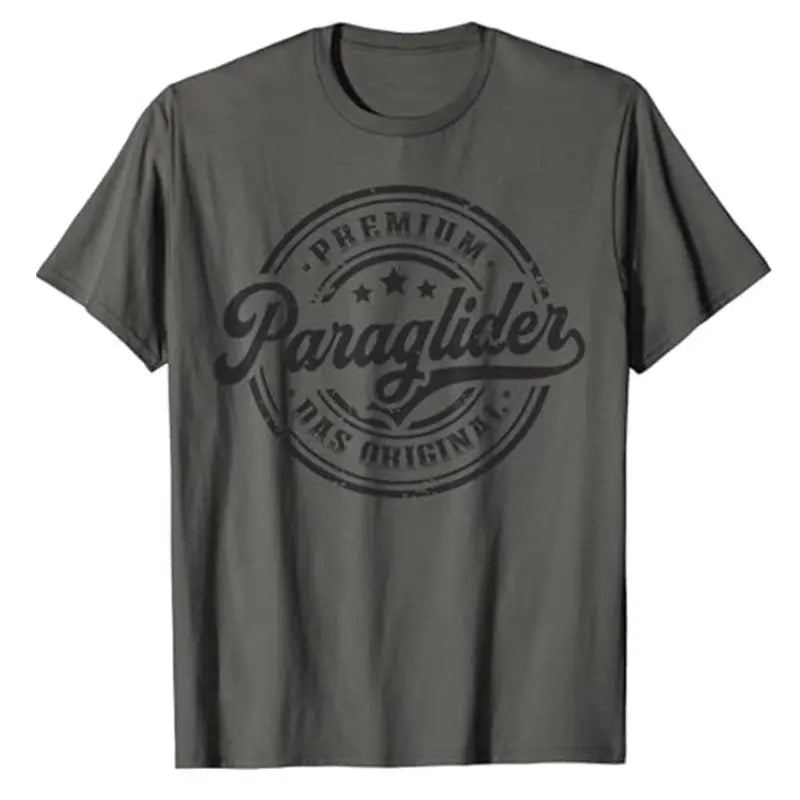 Graues Paragliding T-Shirt Original mit schwarzem Text, ideal für Gleitschirmflieger und Sportbegeisterte, aus 100% Baumwolle, klassisch geschnitten.