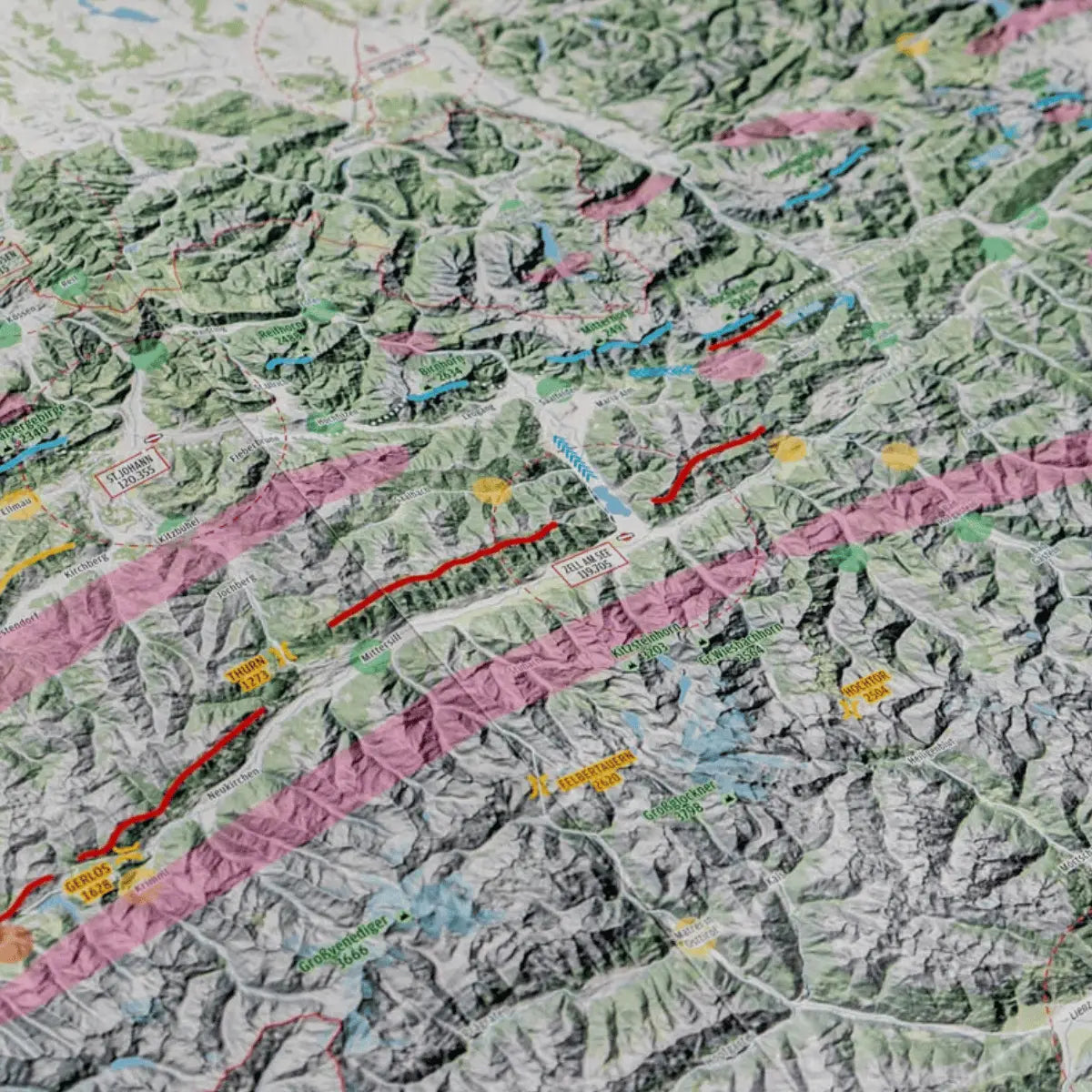 Detailaufnahme einer topografischen Karte des Alpenraums mit eingezeichneten Routen, Bergen und Gewässern, die das Thermik- und Föhnkarten-Design zeigt.