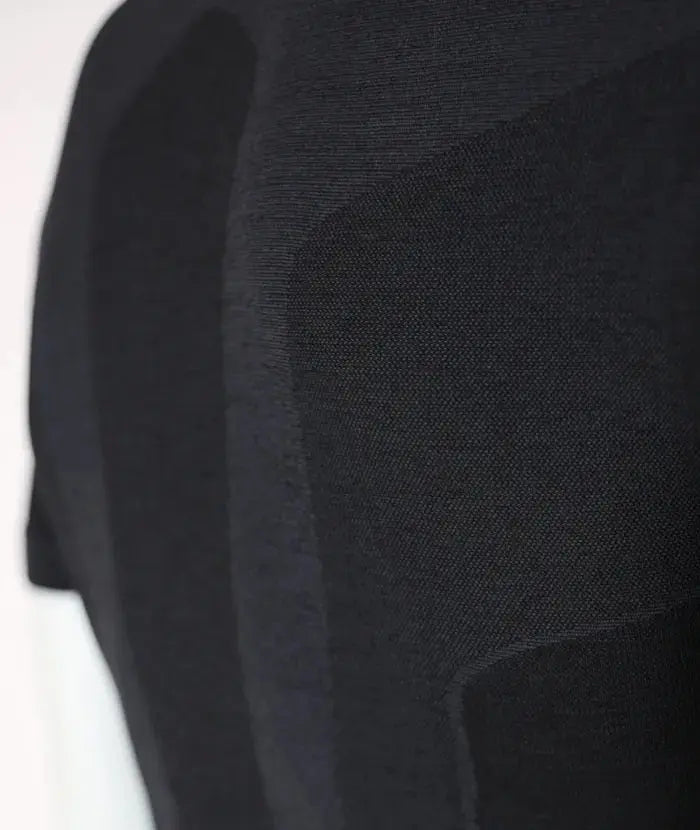Lenz Thermo T-Shirt Merino 6.0, Nahaufnahme eines schwarzen Shirts mit Rundhals, ideal als Baselayer bei kälteren Bedingungen für Paragliding-Enthusiasten.