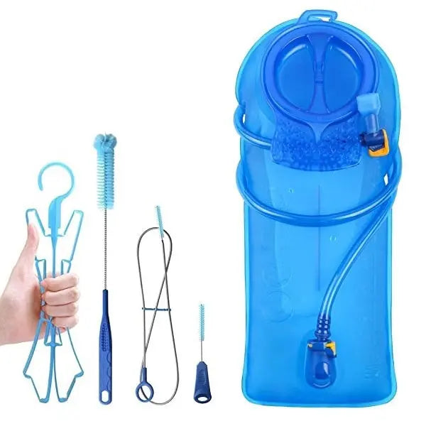 Trinkblasen Reinigungsset 4 in 1 mit blauer Wasserflasche und Reinigungsbürste, ideal für Gleitschirmzubehör, präsentiert in einer Hand.