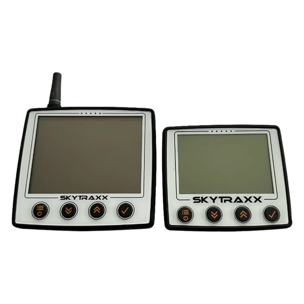 Skytraxx 5 mini vs. Skytraxx 5 nebeneinander dargestellt. Kompaktes Variometer für Gleitschirmflüge, mit integriertem FANET und FLARM, brillante Displays und lange Akkulaufzeit. Ideal für Outdoor-Abenteuer.