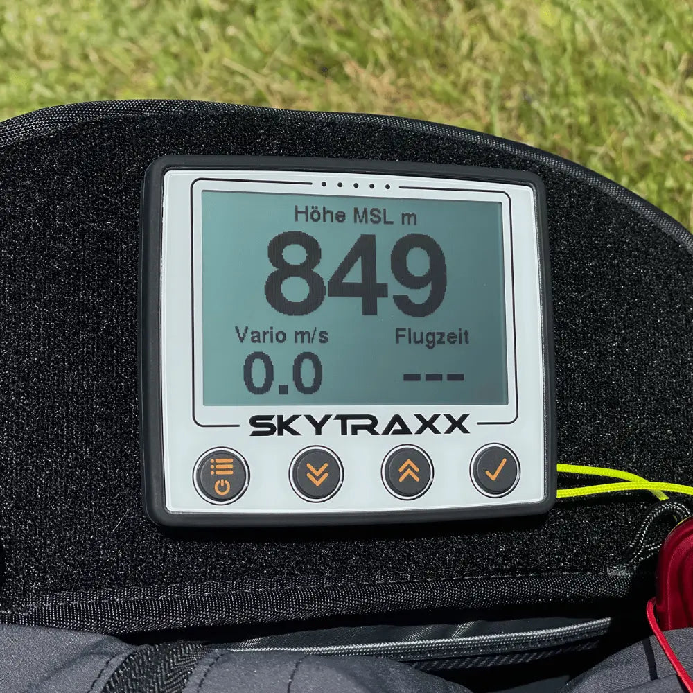 Skytraxx 5 mini - Vario, montiert, zeigt Höhe 849m, Vario 0.0 m/s. Ideal für Gleitschirmflüge, kompaktes, leichtes Variometer mit FANET und FLARM.