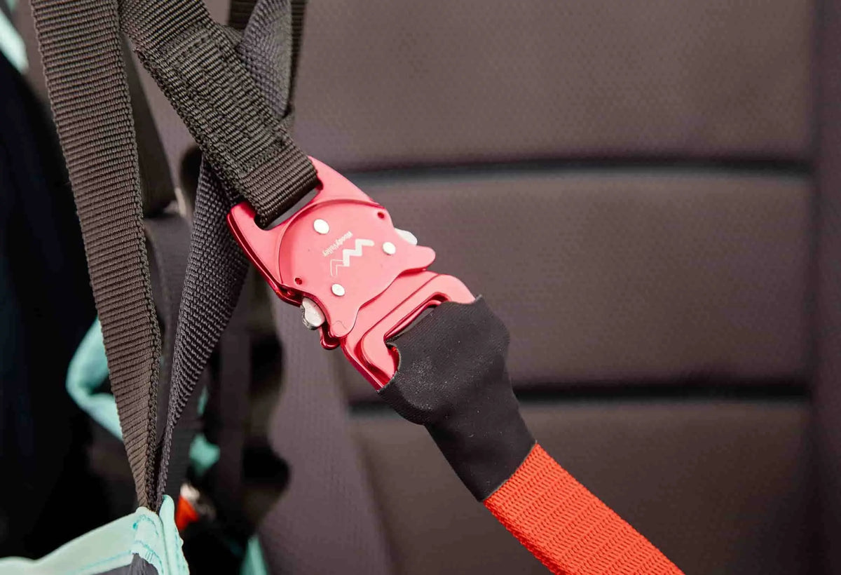 Icaro Xema 2 Wendegurtzeug mit rotem Sicherheitsgurt, optimiertem Airbag-System und hohem Tragekomfort für Gleitschirmflieger.
