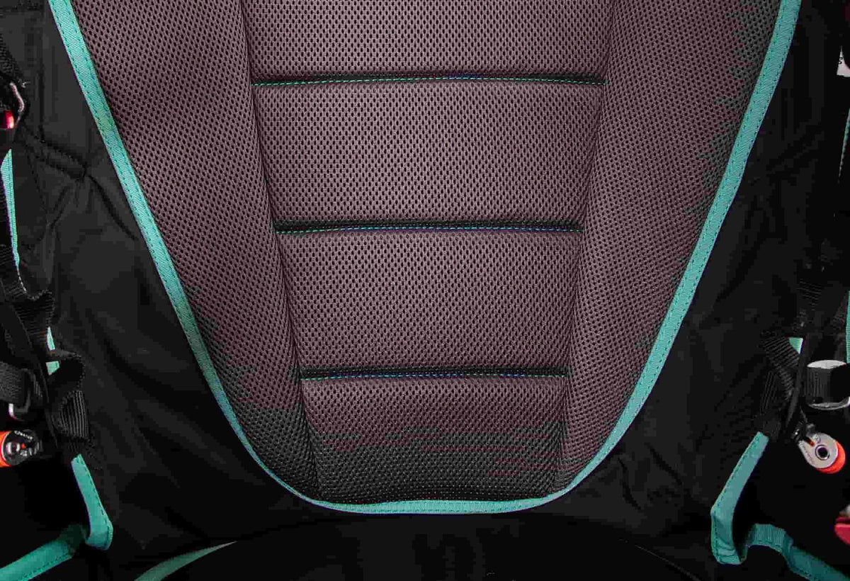 Nahaufnahme des Icaro Xema 2 Wendegurtzeugs mit integriertem Airbagsystem, optimiertem Tragekomfort und vielseitigen Einstellmöglichkeiten für Gleitschirmflieger.