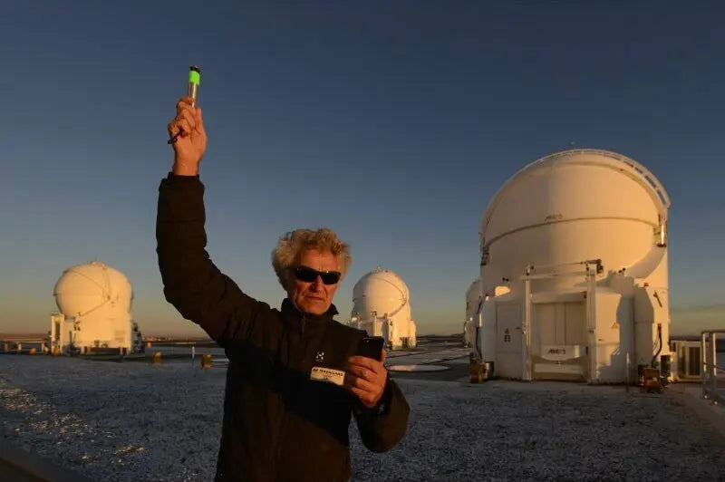 Mann hält Skywatch BL500 Wetterstation und Smartphone, verbunden via Bluetooth zur Messung von Wetterdaten, passend zu Paragliding24.ch's hochwertigem Gleitschirm Zubehör.