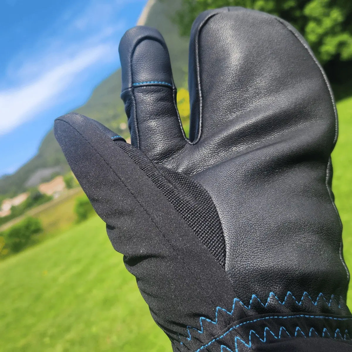 Schwarzer 3-Finger-Handschuh aus Leder und Textil mit blauen Nähten, ideal für den Einsatz von 2-liner Paraglider.