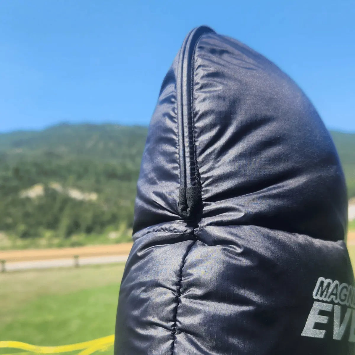Dunkelblauer, wattierter Handwärmer von WindsRiders Everest mit Magnetverschluss, ideal für kalte Tage.