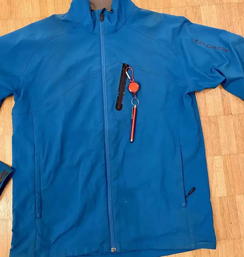 XC StylusPen - Perfekt für die Jacke! Praktisches Gadget mit Karabiner und Rollon, ideal zum Bedienen von Handys beim Gleitschirmfliegen.