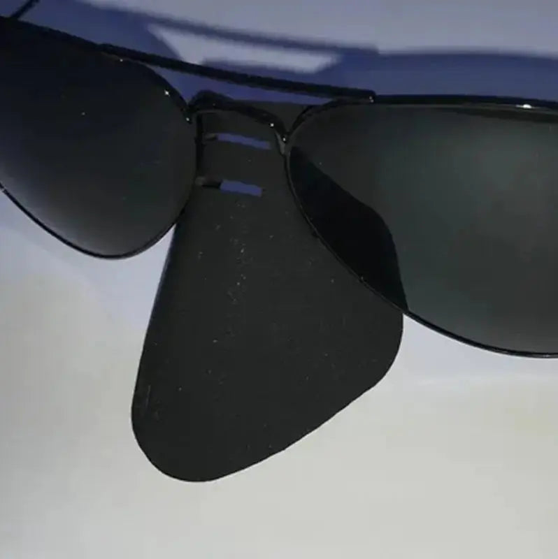 Nasen Sonnen- und Kälteschutz für Brillen, robuste schwarze Sonnenbrille mit verstellbarem Nasenschutz für optimalen UV- und Kälteschutz beim Fliegen und Outdoor-Aktivitäten.