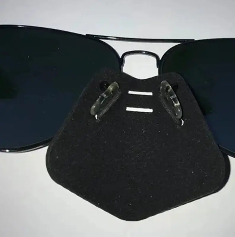 Nasen Sonnen- und Kälteschutz für Brillen mit Etui, ideal für Gleitschirmflieger, bietet effektiven Schutz vor Sonne und Kälte, einfach an Brillen zu befestigen.