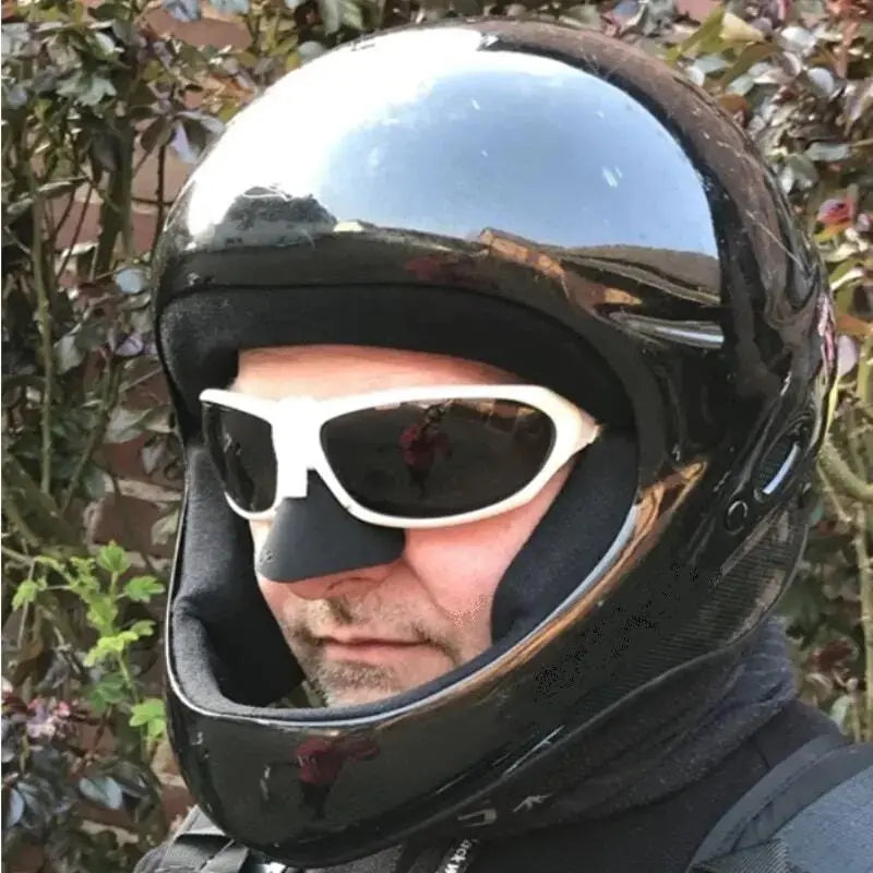 Mann trägt Helm und Sonnenbrille mit Nasen Sonnen- und Kälteschutz an Brille, ideal für Outdoor-Aktivitäten wie Fliegen, schützt effektiv vor Sonne und Kälte.