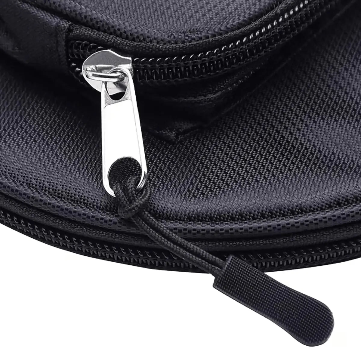 Schwarzer Reißverschluss-Anhänger aus Metall mit Schlaufe an schwarzer Tasche aus Stoff, ideal als Zipper-Verlängerung.