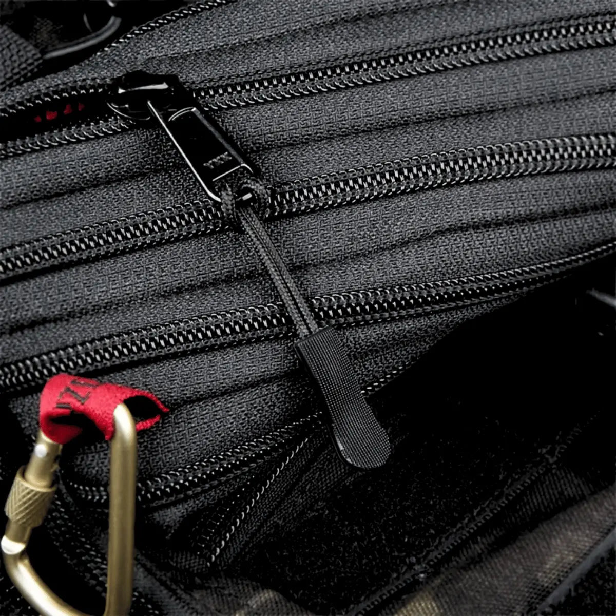 Zwei schwarze Reißverschlussanhänger mit Schlaufe und geripptem Griff, ideal als Zipper-Verlängerung für Kleidung und Taschen.